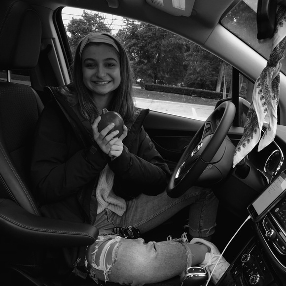 Meet your Posher, Lauren - Picture 1 of 1